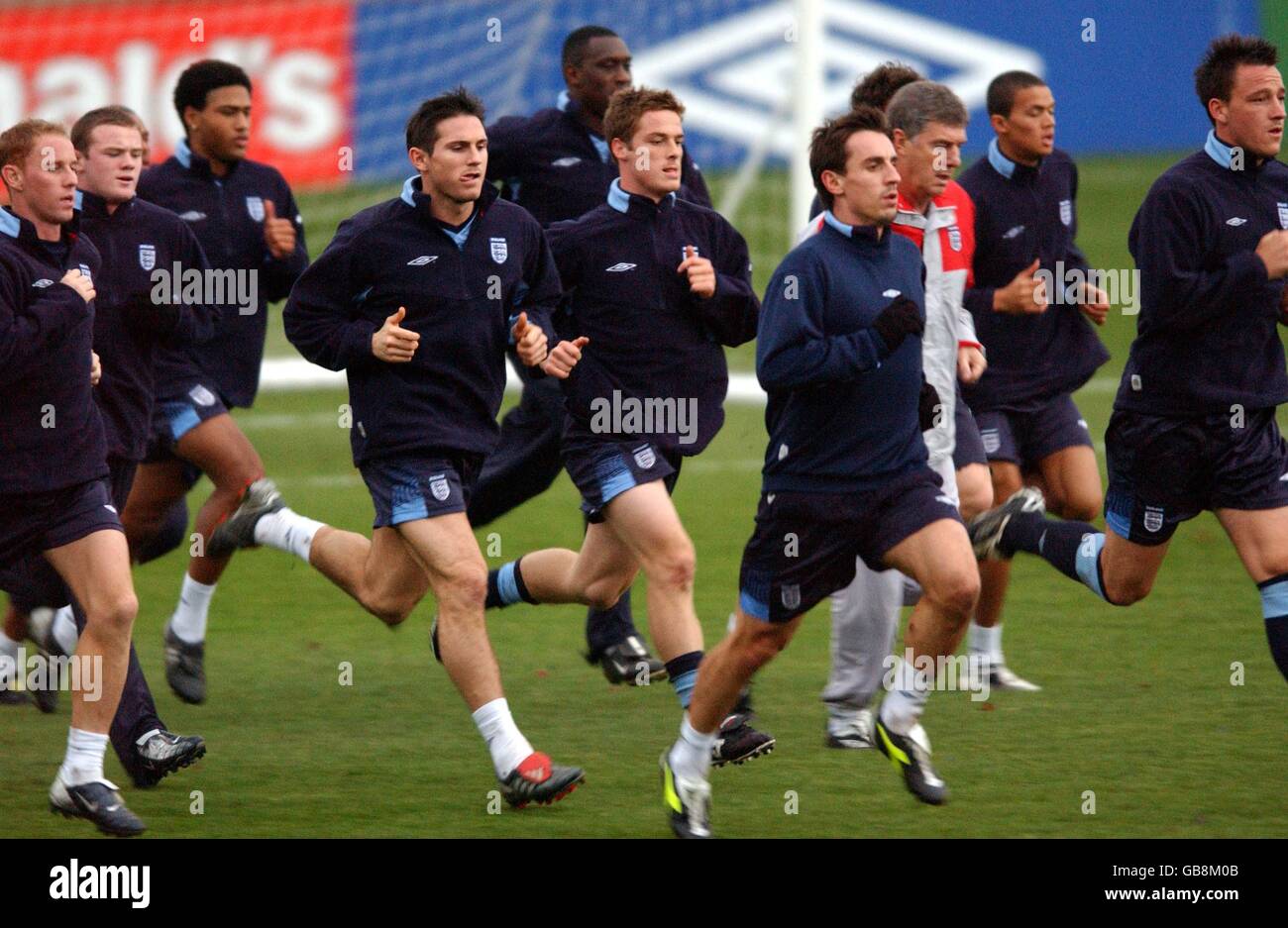 Calcio - International friendly - Inghilterra / Danimarca - Inghilterra Training. Tra i giocatori che si allenano in Inghilterra figurano Scott Parker (c) di Charlton Athletic e Glen Johnson di Chelsea (3° da L) Foto Stock