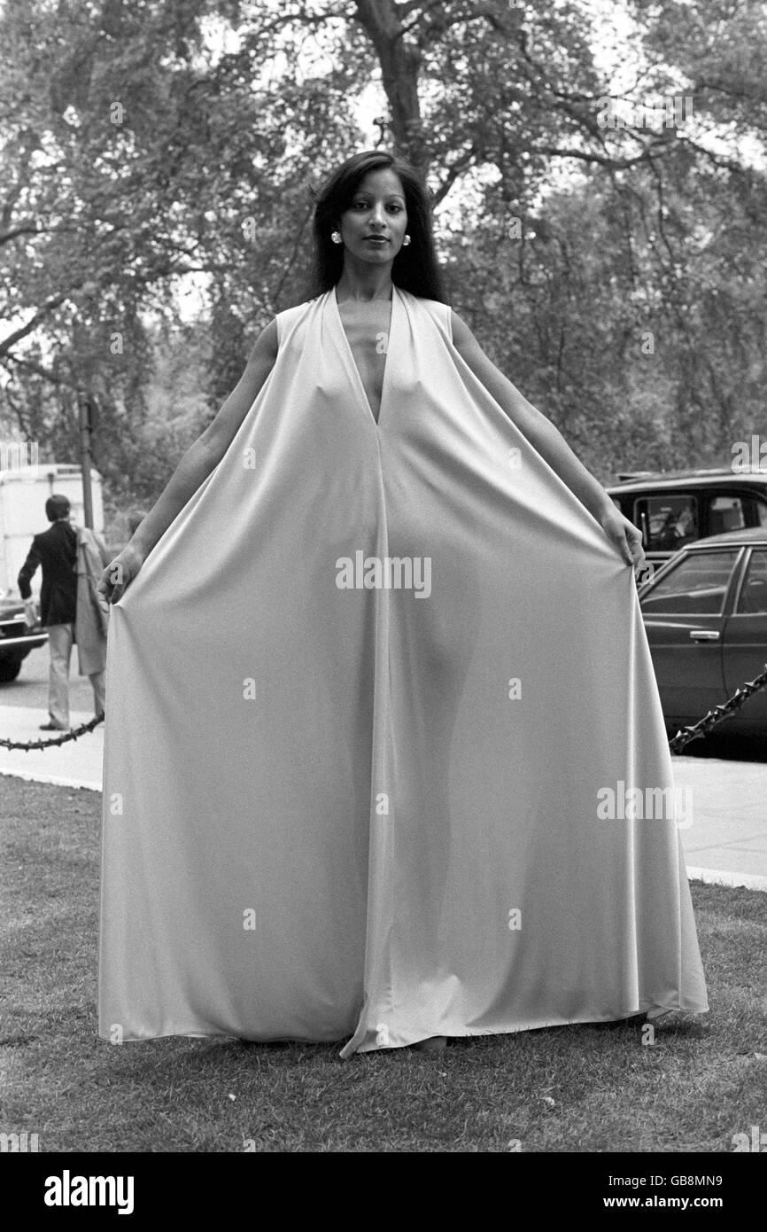 Fashion - London Fashion Fair International - 1974. 19. Modellato da Kam, dalla Collezione Alice. Foto Stock