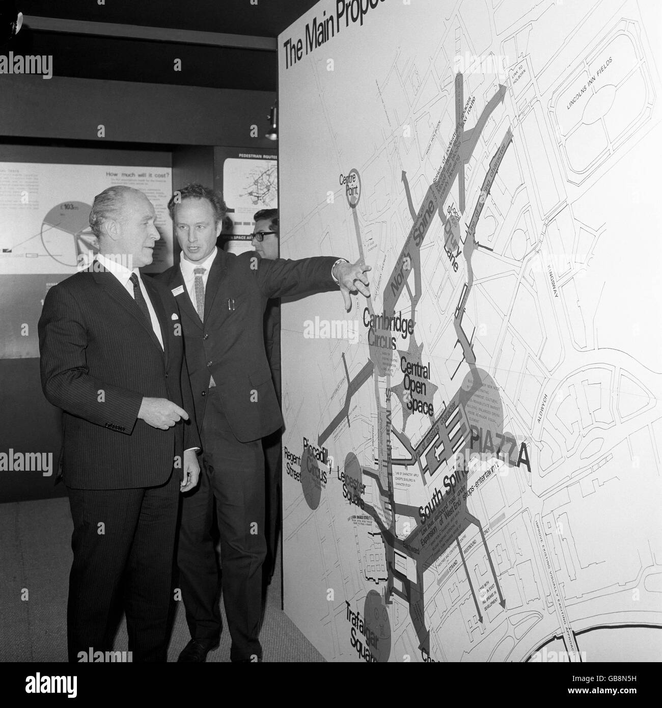 Ralph Rookwood , Head Planning for the new scheme, spiega a Desmond Plummer, leader del Greater London Council, left, il progetto di piano per la riqualificazione dell'area di Covent Garden. Stavano partecipando ad una conferenza stampa a Londra per celebrare l'apertura di una mostra pubblica del progetto di piano che include idee di vasta portata per cambiare il volto dell'area quando il mercato di Covent Garden si sposta dal suo attuale sito a Nine Elms, Londra del sud nel 1972. Foto Stock