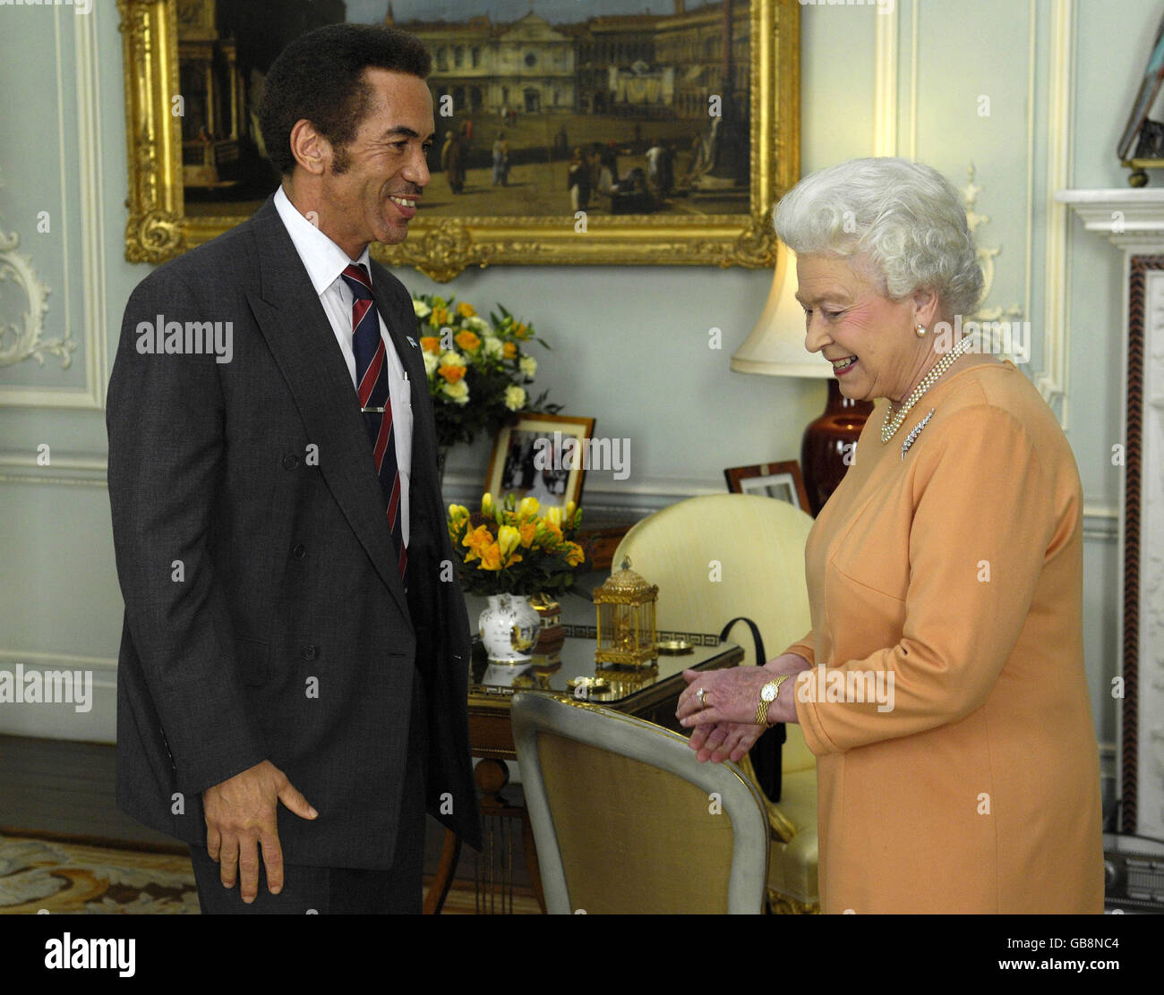 La Regina Elisabetta II riceve sua Eccellenza il Presidente Khama, della Repubblica del Botswana a Buckingham Palace, Londra. Foto Stock