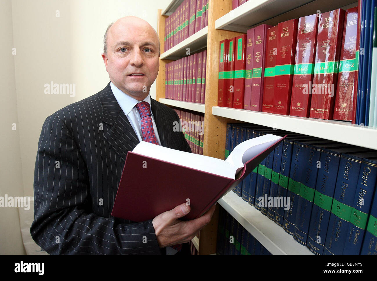 Il presidente della Law Society Donald Eakin, nel suo ufficio di Belfast. Il futuro di molti studi legali dell'Irlanda del Nord potrebbe essere in dubbio dopo una drastica contrazione del lavoro di trasporto, è emerso oggi. Foto Stock