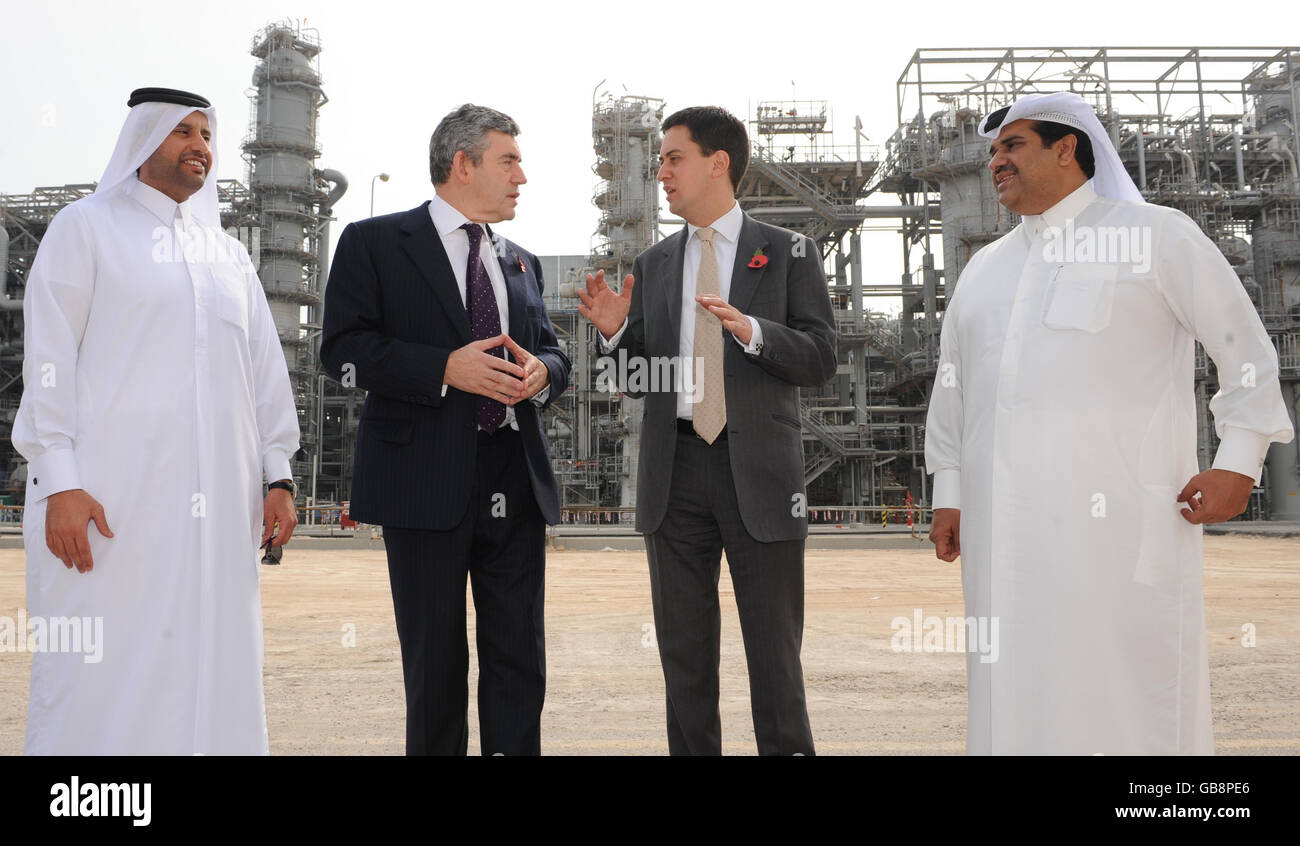 Il primo ministro Gordon Brown (secondo a sinistra) e il ministro per l'energia e il cambiamento climatico ed Miliband sono presenti intorno alla centrale di gas Ras Laffan in Qatar, che potrebbe fornire fino al 20% del fabbisogno di gas britannico in futuro. Foto Stock