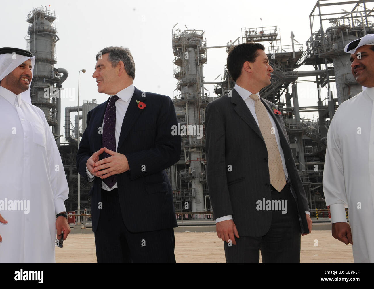 Il primo ministro Gordon Brown (secondo a sinistra) e il ministro per l'energia e il cambiamento climatico ed Miliband sono presenti intorno alla centrale di gas Ras Laffan in Qatar, che potrebbe fornire fino al 20% del fabbisogno di gas britannico in futuro. Foto Stock