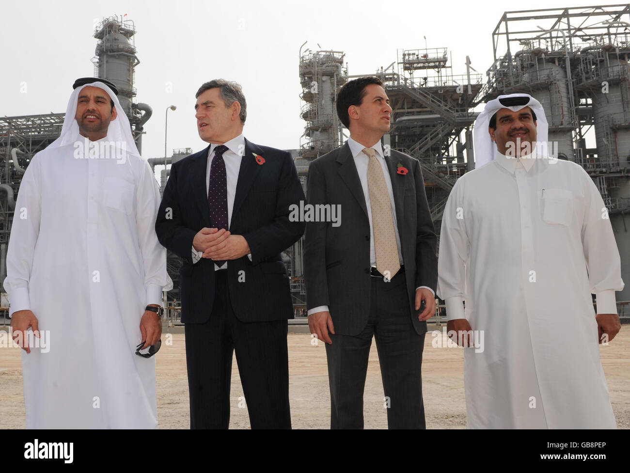 Il primo ministro Gordon Brown (secondo a sinistra) e il ministro per l'energia e il cambiamento climatico ed Miliband sono presenti intorno alla centrale di gas Ras Laffan in Qatar, che potrebbe fornire fino al 20% del fabbisogno di gas britannico in futuro. Foto Stock