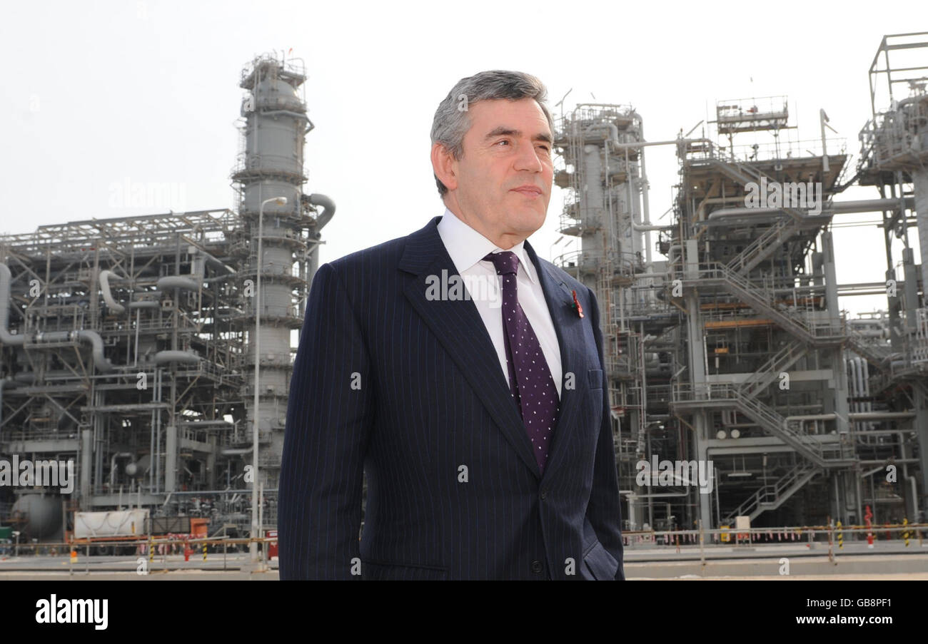 Il primo ministro Gordon Brown è mostrato intorno alla centrale di gas di Ras Laffan in Qatar, che potrebbe fornire fino al 20% del fabbisogno di gas della Gran Bretagna in futuro. Foto Stock