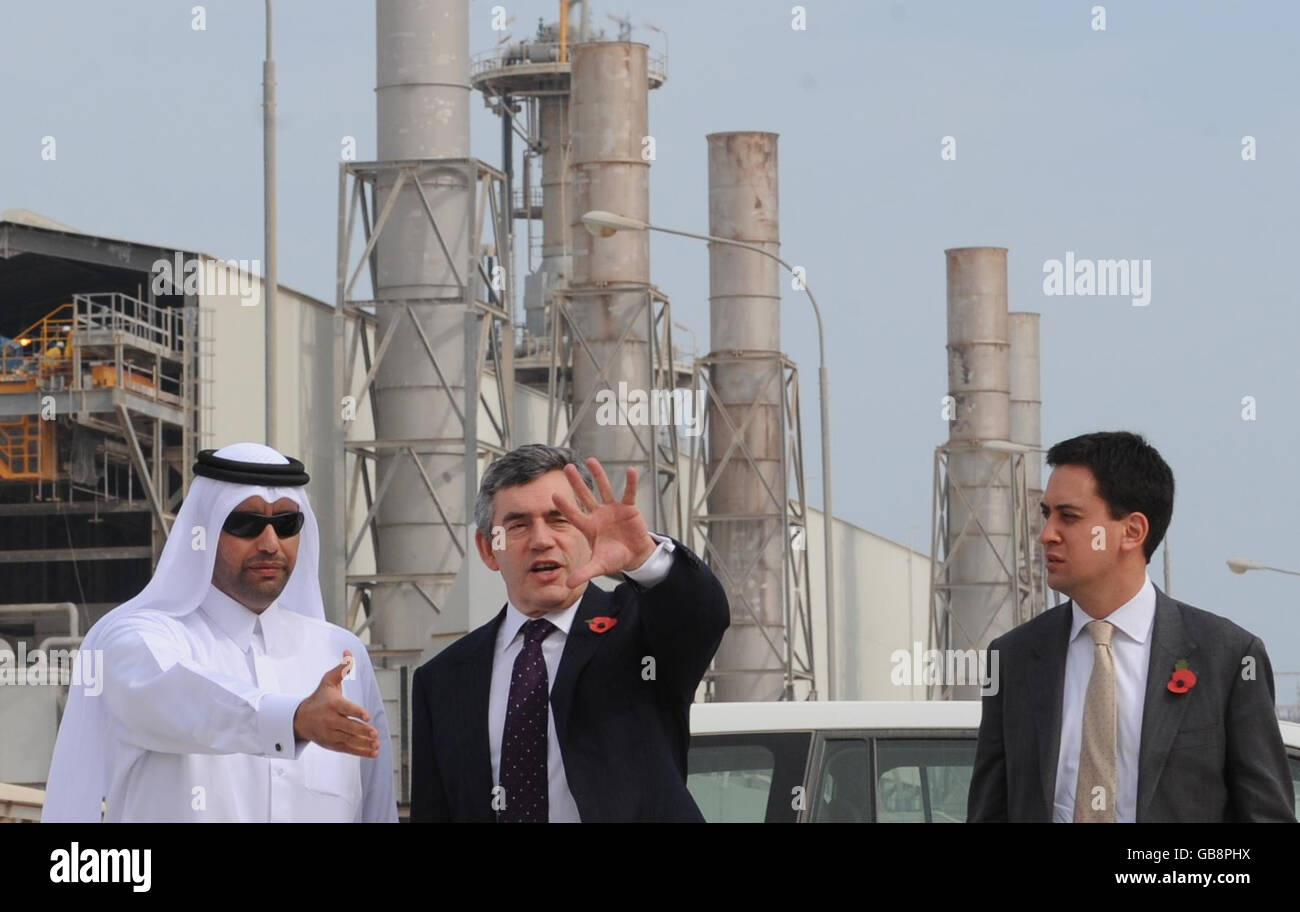 Il primo ministro Gordon Brown (centro) e il ministro per l'energia e il cambiamento climatico ed Miliband sono presenti intorno alla centrale di gas di Ras Laffan in Qatar, che potrebbe fornire in futuro fino al 20% del fabbisogno di gas della Gran Bretagna. Foto Stock