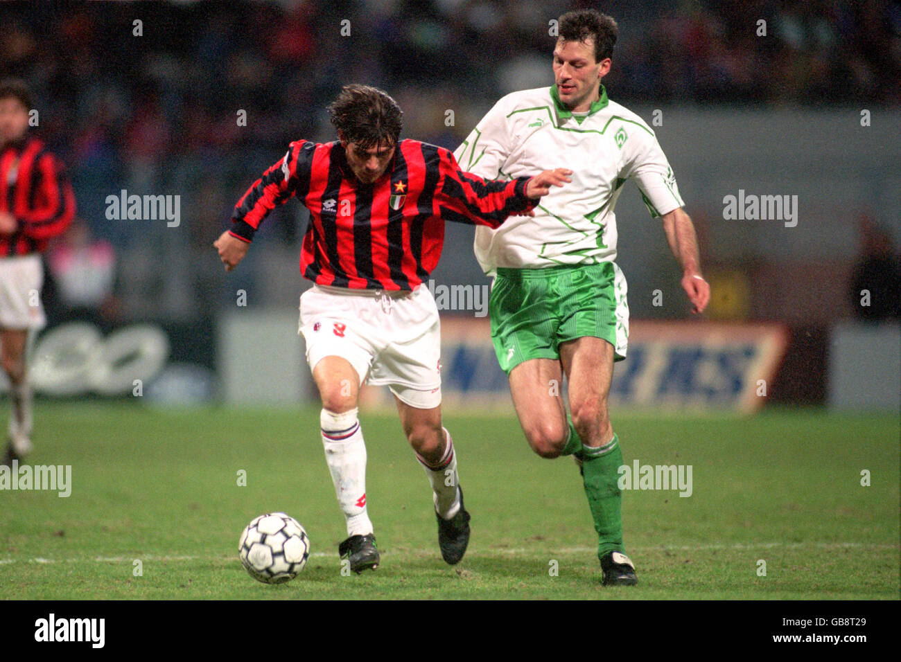 Zvonimir Boban di AC Milan e la battaglia di Frank Neubarth di Werder Breman per la sfera Foto Stock