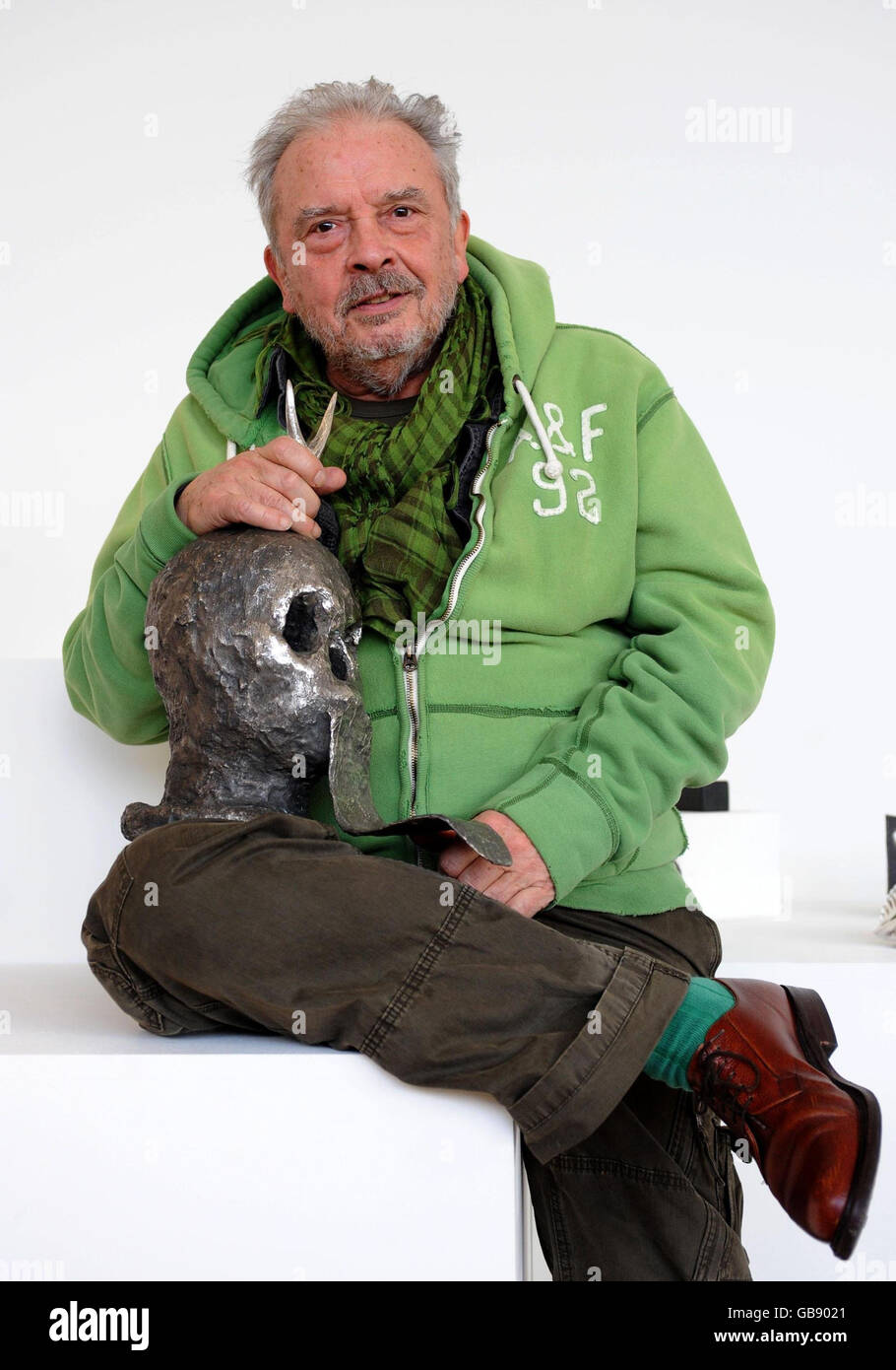 Fotografo e artista David Bailey con la sua scultura Shoe Tongue, una delle mostre in mostra allo Sterling Stuff II, una mostra di sculture in argento sterling, alla Pangolin Gallery di Londra. Foto Stock