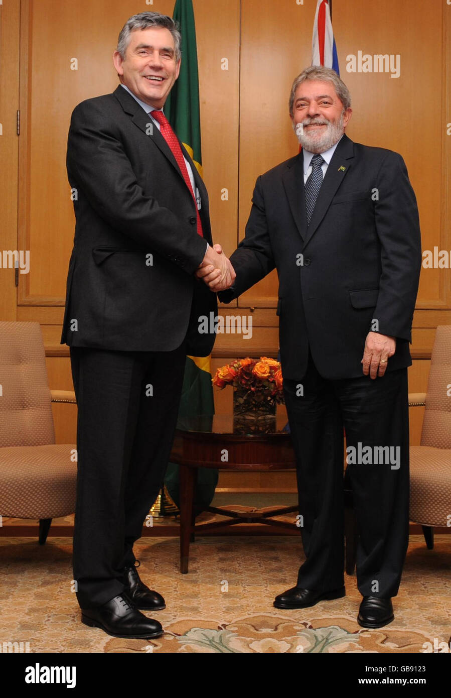 Il primo ministro Gordon Brown incontra il presidente brasiliano Lula da Silva alla vigilia del vertice del G20 delle principali economie mondiali a Washington, ospitato dal presidente americano George Bush. Foto Stock