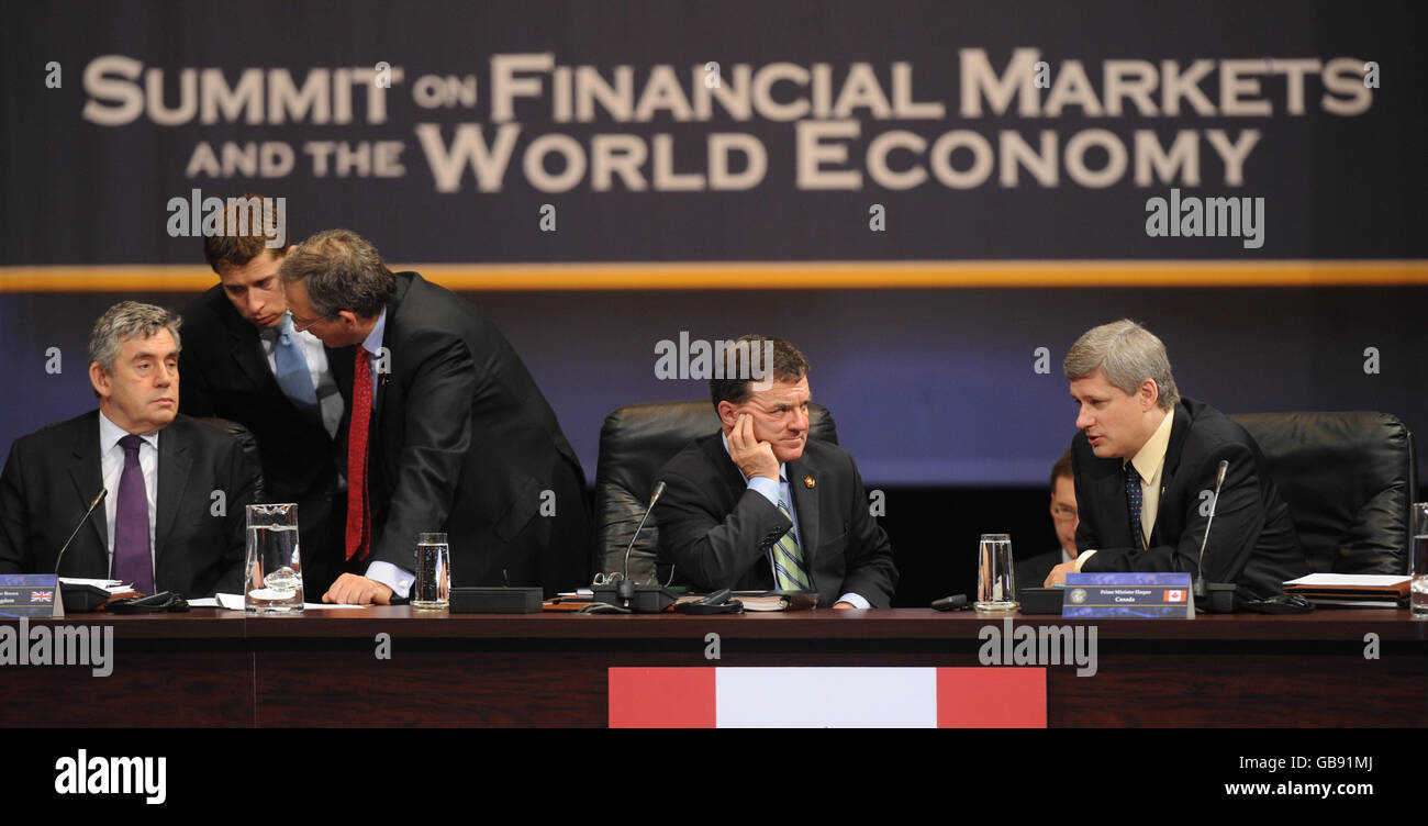 Il primo ministro Gordon Brown, durante il vertice sui mercati finanziari e l'economia mondiale, ha lasciato il presidente canadese Stephen Harper (estrema destra) e il ministro delle finanze canadese Jim Flaherty, durante il vertice sulla crisi economica del G20 a Washington. Foto Stock
