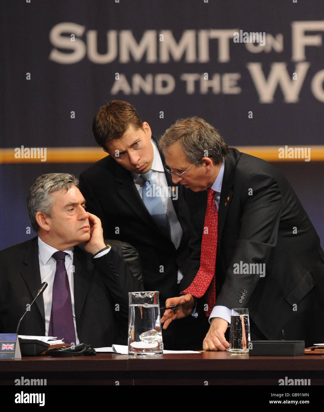 Il primo ministro Gordon Brown alla prima sessione del vertice sui mercati finanziari e l'economia mondiale durante il vertice sulla crisi economica del G20 a Washington. Foto Stock