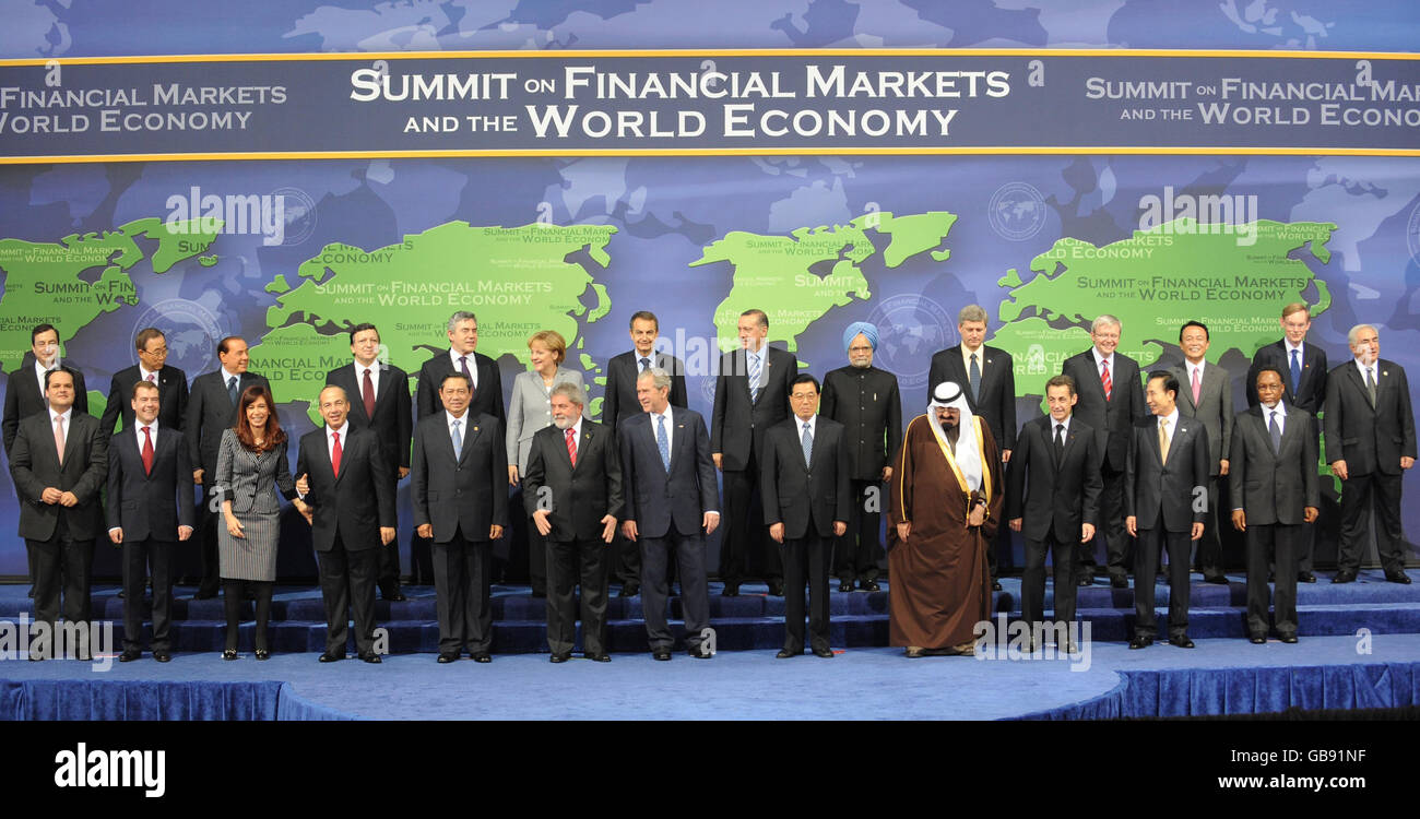 I leader dei paesi del G20 che partecipano al Summit sui mercati finanziari e l’economia mondiale ospitato dal presidente degli Stati Uniti George Bush si riuniscono per la fotografia ufficiale durante il vertice sulla crisi economica del G20 a Washington. Foto Stock