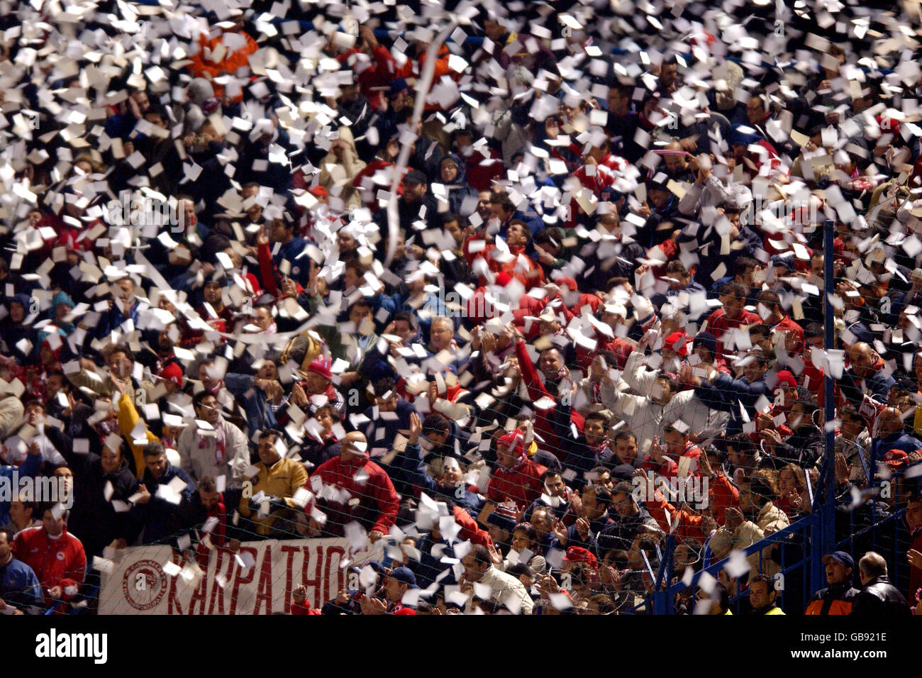 Calcio - UEFA Champions League - Gruppo D - Olympiakos / Galatasaray. I fan di Olympiakos gettano la carta in aria mentre le squadre entrano in campo Foto Stock