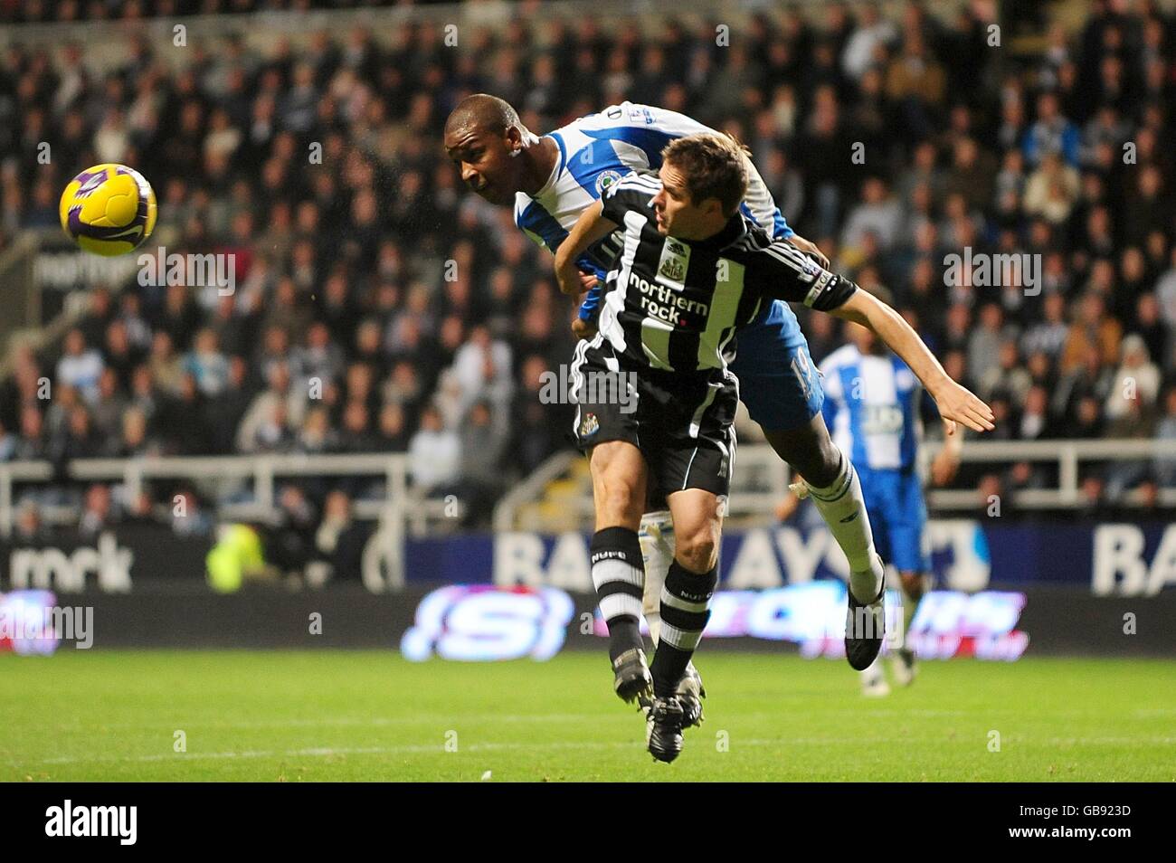 Calcio - Barclays Premier League - Newcastle United / Wigan Athletic - St James' Park. Titus Bramble di Wigan Athletic batte Michael Owen del Newcastle United Foto Stock