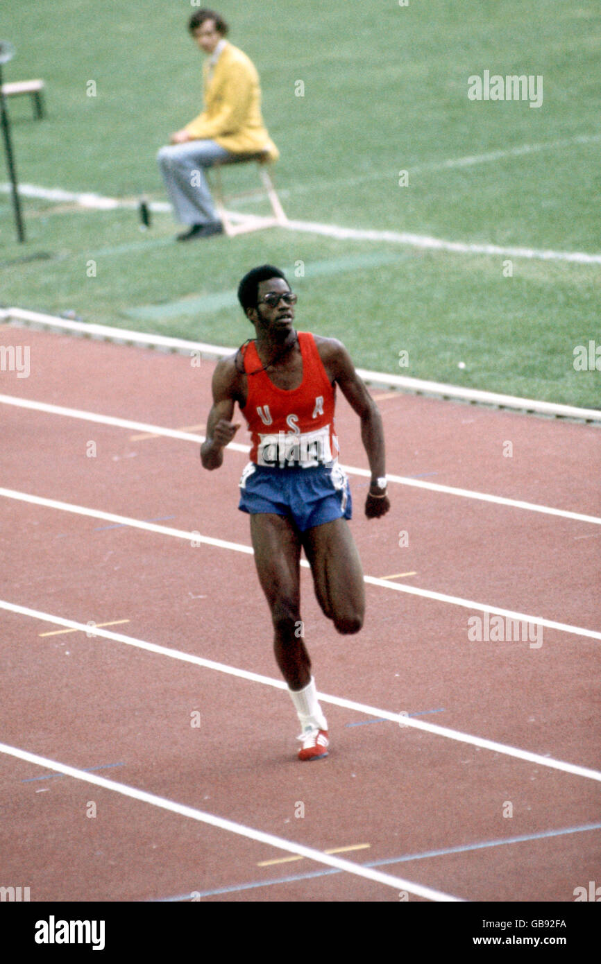 Ed Moses degli Stati Uniti sprint via dall'opposizione per vincere oro in un nuovo record mondiale di 47,64 sec. Foto Stock