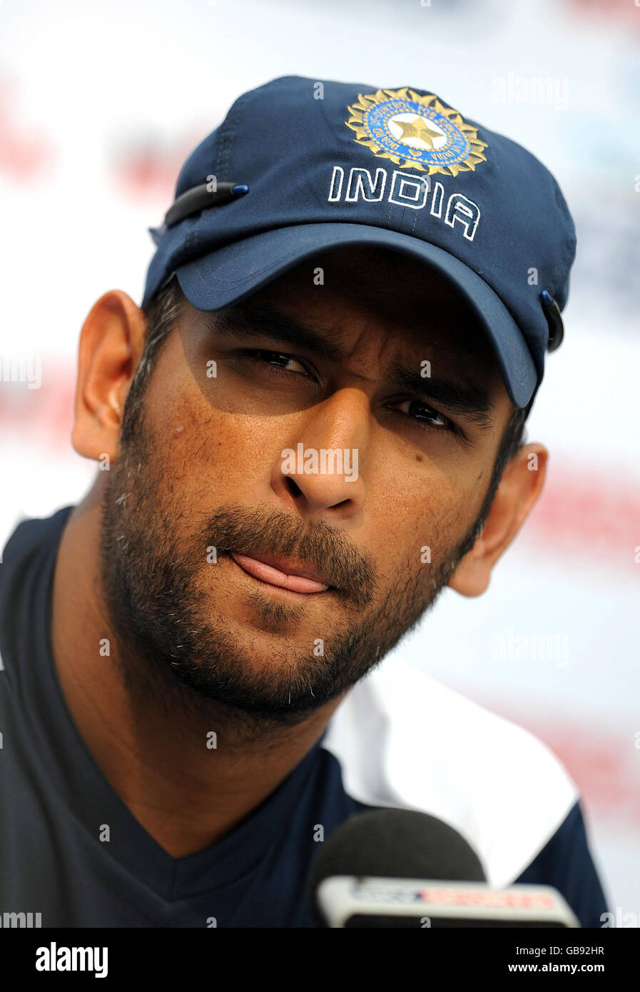 La sig.ra Dhoni dell'India parla ai media prima della sessione di allenamento in Inghilterra al Green Park Stadium di Kanpur, India. Foto Stock