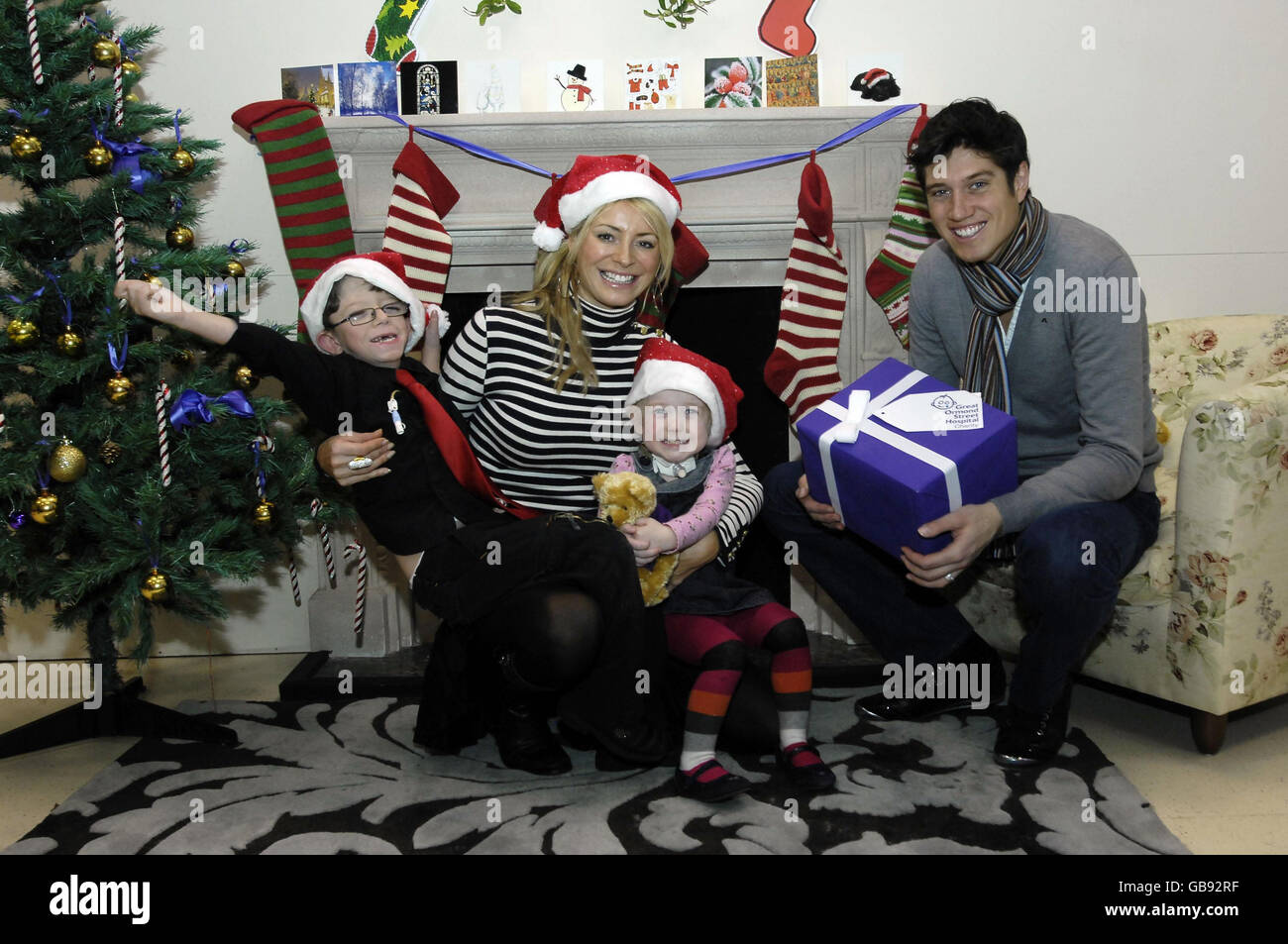 I patroni di beneficenza Tess Daly e Vernon Kay al Great Ormond Street Hospital di Londra, dove hanno contribuito a riaprire un vecchio caminetto con Dominic, 9, (a sinistra) e Hope, 3, per il lancio dell'appello di Natale del Great Ormond Street Hospital. Foto Stock