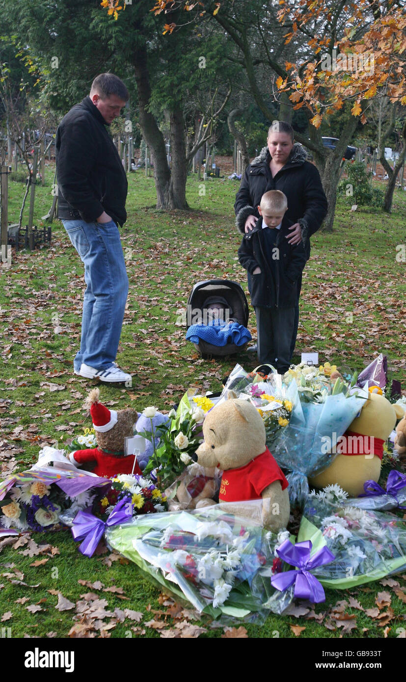 Roger, toni, Nathan, 5, e Harry, 5 mesi, da Chingford in Essex, pagano i loro omaggi al neonato conosciuto solo come Baby P, nel luogo dove le sue ceneri sono state sparse al crematorio di Islington nel nord di Londra. Foto Stock