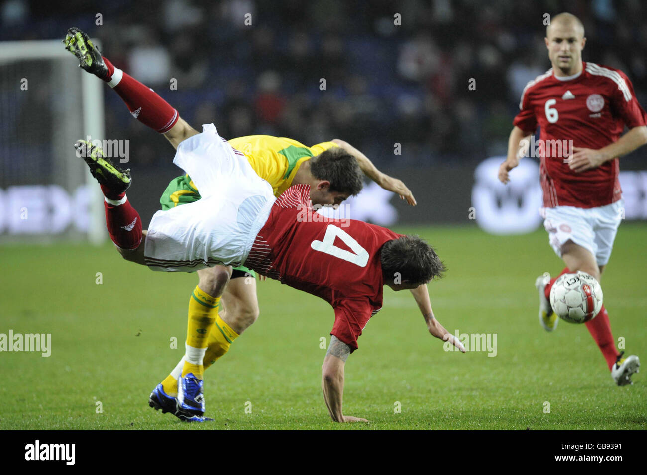 Chedwyn Evans del Galles e Daniel Agger della Danimarca si sono sfidati durante l'International friendly al Bronby Stadium, Danimarca. Foto Stock