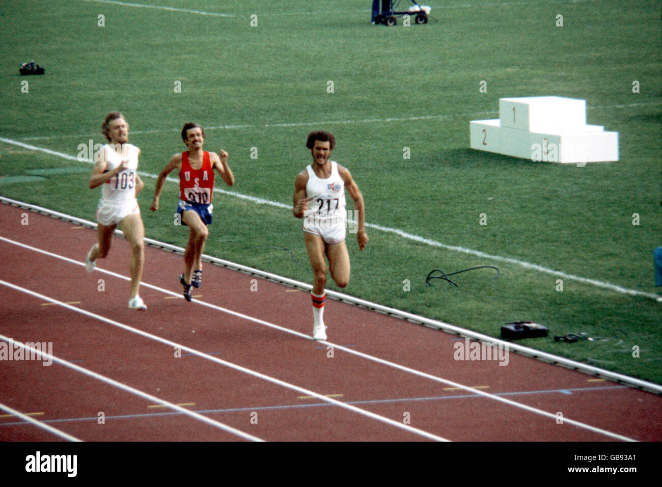 Atletica - Giochi Olimpici di Montreal 1976 - finale da 800 m maschile. Alberto Juantorena (r) di Cuba si allontana da Ivo van Damme (l, argento) del Belgio e Rick Wohlhuter (c, bronzo) degli Stati Uniti per vincere l'oro Foto Stock