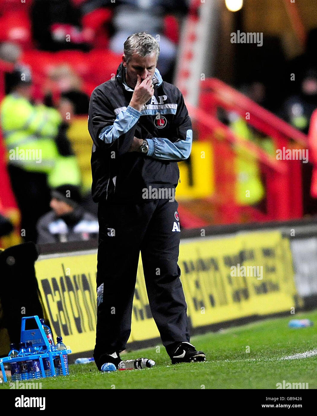Il manager di Charlton Athletic, Alan Pardew, mostra la sua disonienza mentre il suo fianco viene battuto durante la partita del Coca-Cola Football Championship alla Valley, Londra. Foto Stock