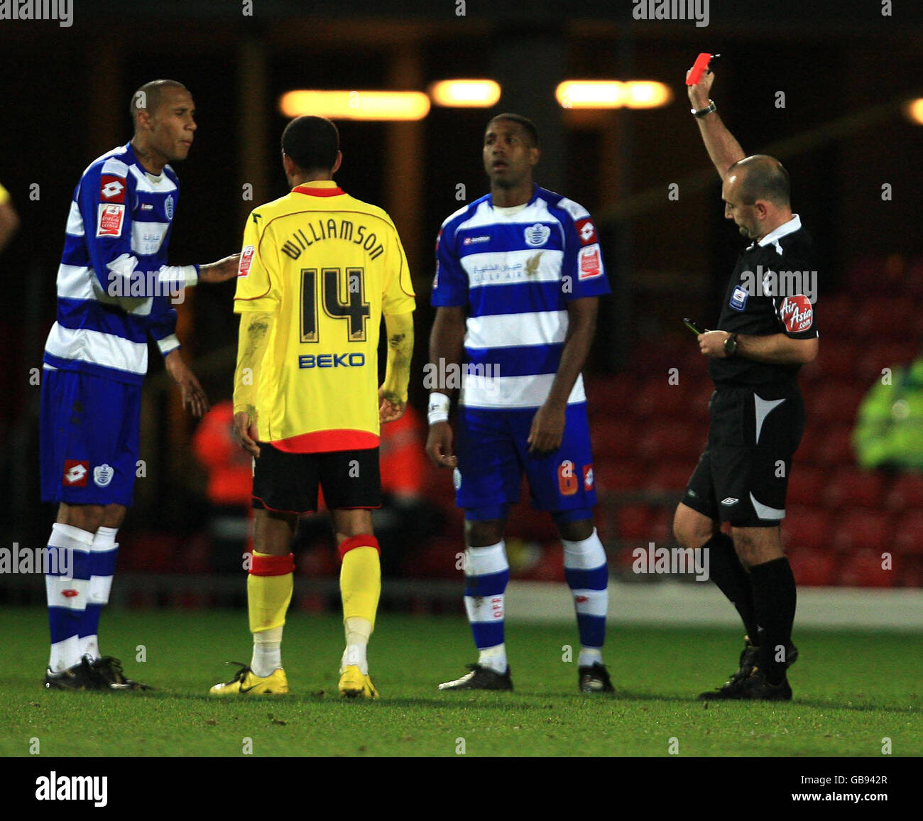 Queens Park Rangers' Fitz Hall (l) viene inviato dall'arbitro durante la partita del campionato di calcio Coca-Cola a Vicarage Road, Watford. Foto Stock