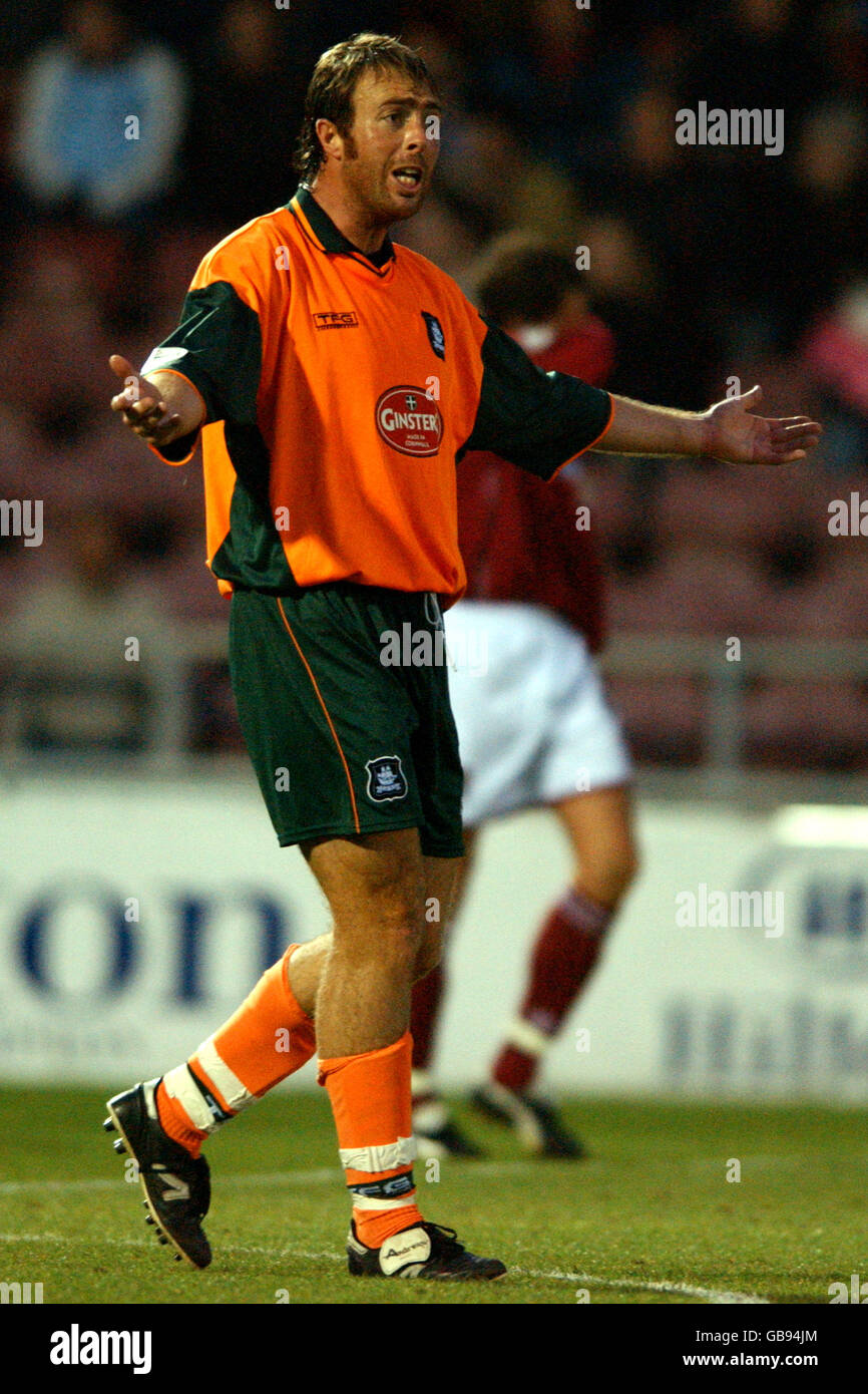 Topolino Evans di Plymouth Argyle protesta la sua innocenza all'arbitro Cavo Lee (fuori immagine) Foto Stock