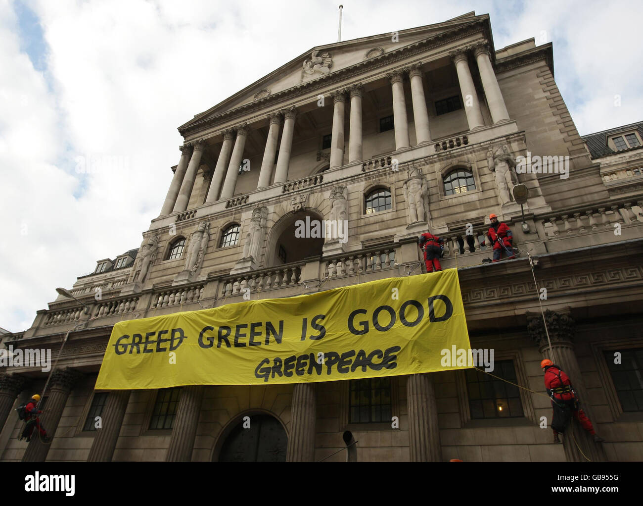 Rapporto pre-budget. Gli attivisti di Greenpeace hanno messo una bandiera sul fronte della Banca d'Inghilterra, Londra. Foto Stock