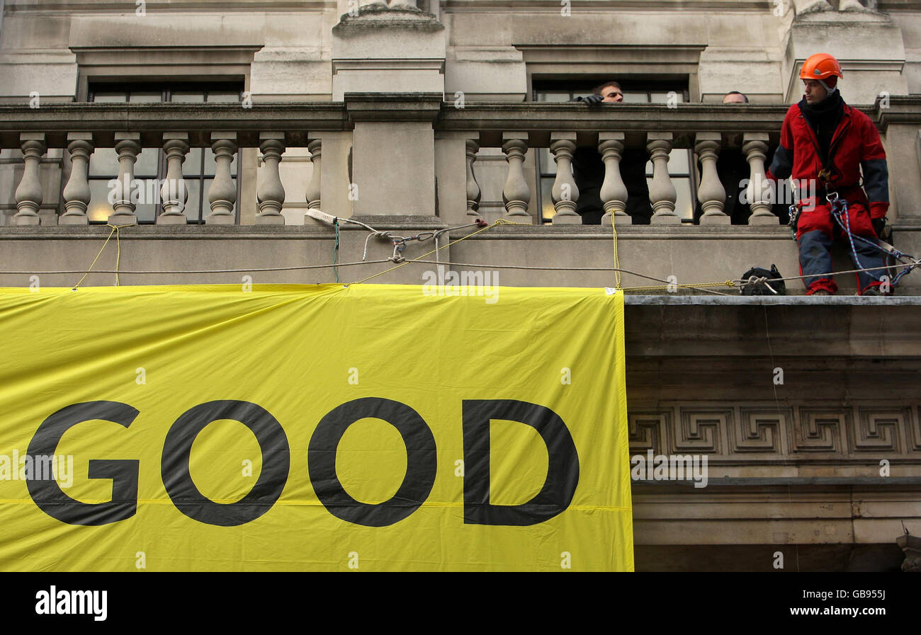 Gli attivisti di Greenpeace hanno messo un banner sul fronte della Bank of England, Londra. Foto Stock