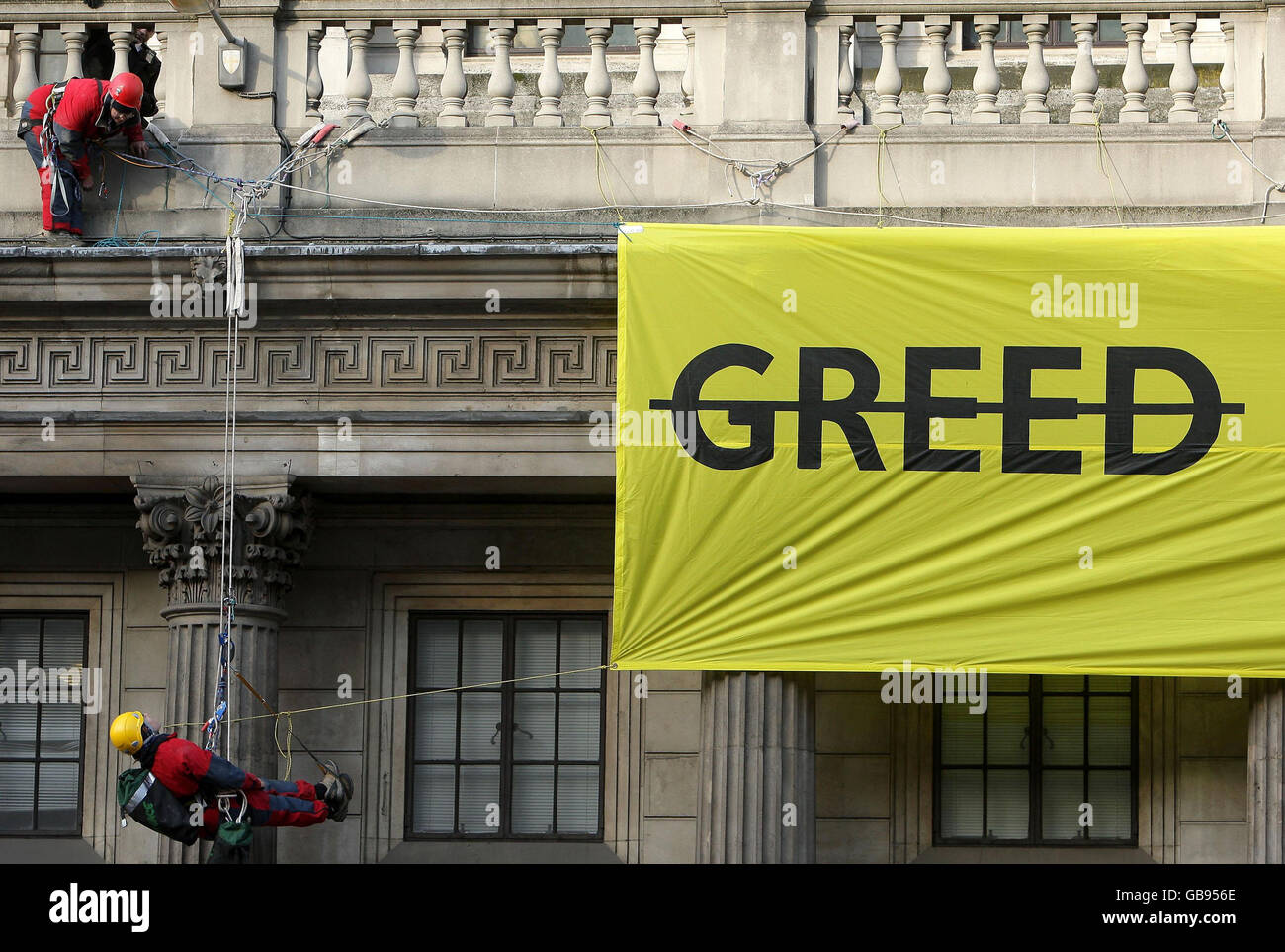 Gli attivisti di Greenpeace hanno messo un banner sul fronte della Bank of England, Londra. Foto Stock