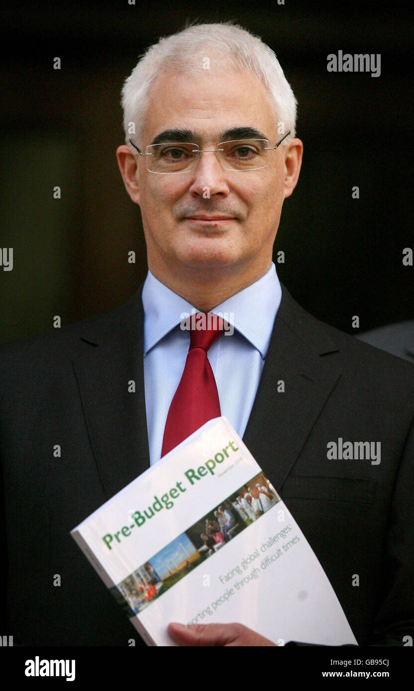 Il Cancelliere Alistair Darling ha tenuto il Pre-Budget Report al di fuori del Treasury Building HM a Westminster, Londra. Foto Stock