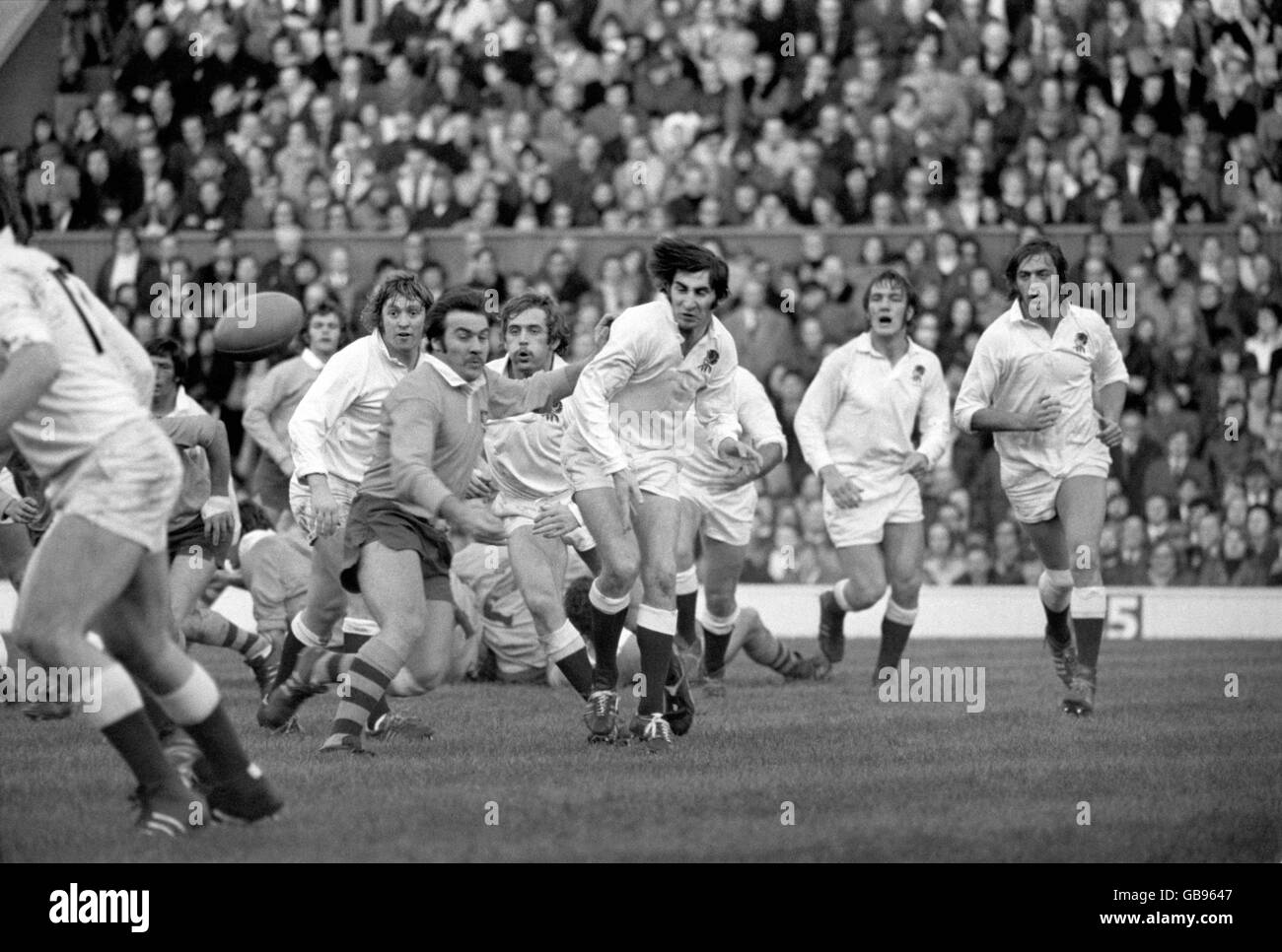 Alan Old (c) d'Inghilterra passa la palla alle spalle, guardato dai compagni di squadra (l-r) Steve Smith, Tony Neary, Roger Uttley e Chris Ralston, mentre Geoff Shaw d'Australia cerca di affrontare Foto Stock