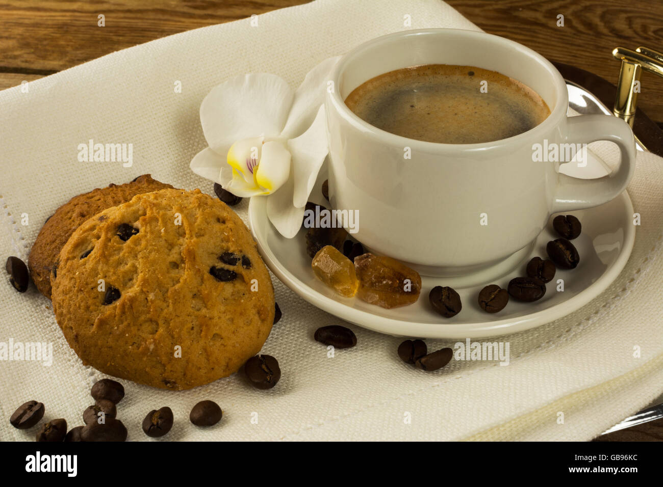 Tazza di caffè e biscotti sul servire vassoio. Tazza di caffè. Caffè del mattino Foto Stock