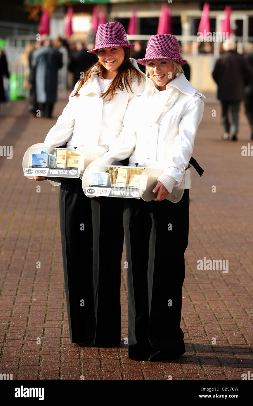 Corse ippiche - GEN's Day - Sandown Park. Le ragazze promozionali vendono sigari di campionamento di Hamlet Foto Stock