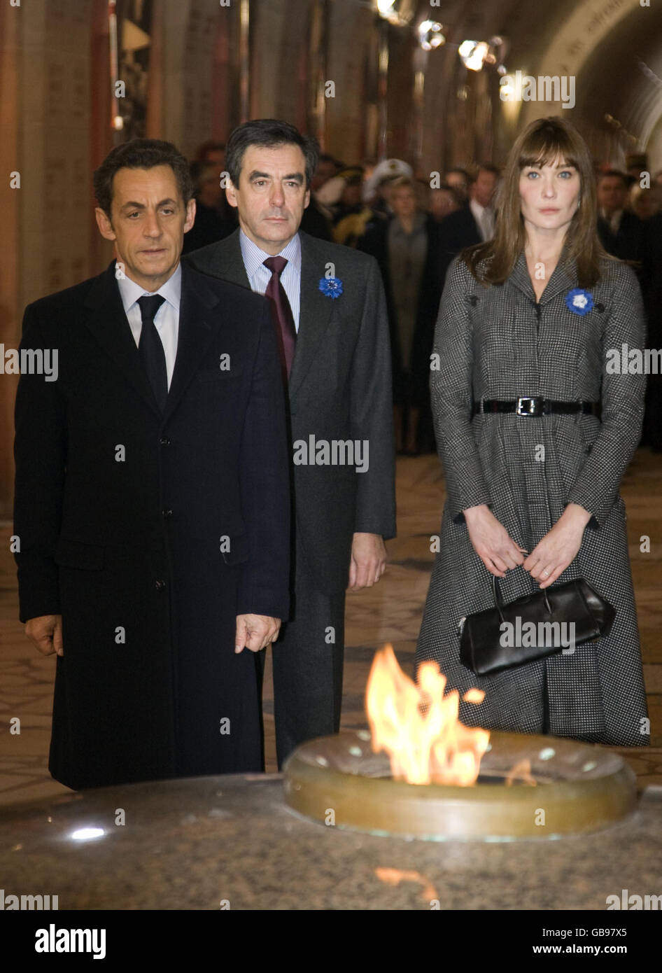 Presidente e Madame Sarkozy nella costruzione della fiamma eterna, al Cimitero militare di Verdun, Francia orientale. Foto Stock