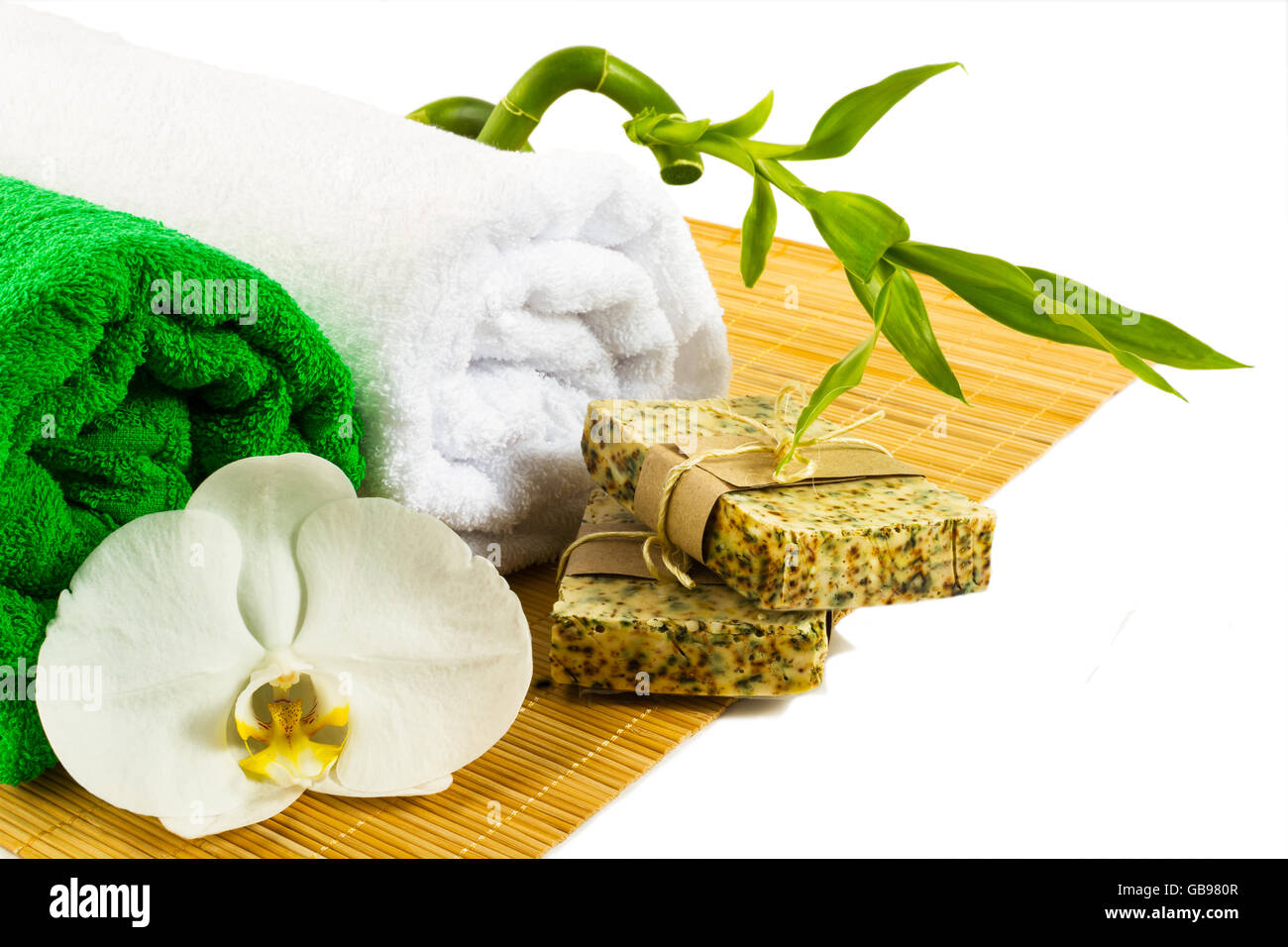 Spa e il concetto di benessere con sapone naturale isolato su bianco. Spa pietre. Wellness spa. Concetto di Spa. Spa. Il trattamento termale Foto Stock