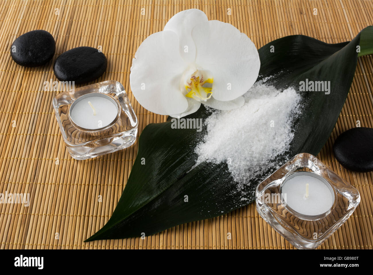 Spa e il concetto di benessere con sale marino e orchidee. Spa. Spa pietre. Wellness spa. Spa concept Foto Stock
