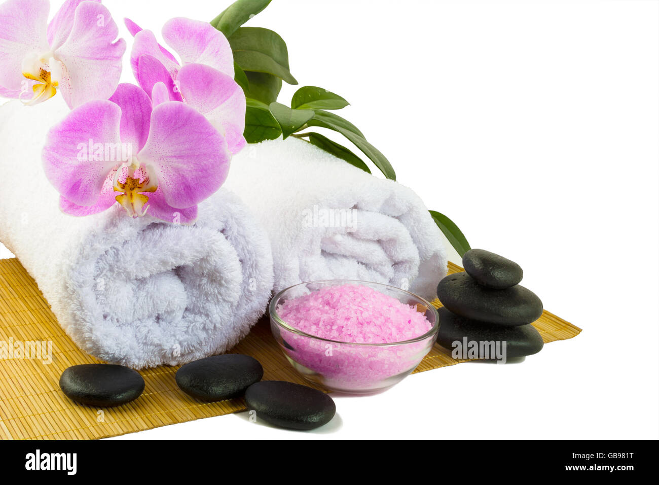 Concetto di Spa con il rosa orchid isolato su bianco. Spa. Trattamento termale. Massaggio Spa. Spa pietre. Wellness spa. Spa concept Foto Stock