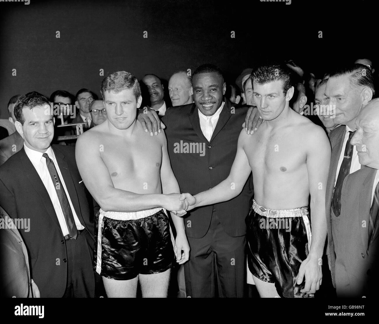 Pugilato - pesi massimi - Billy Walker / Johnny Prescott - Prince of Wales Theatre - 1963. Billy Walker e Johnny Prescott che scuotono le mani al pesato per la lotta di dieci round al centro è Sonny Liston il campione del mondo. Foto Stock