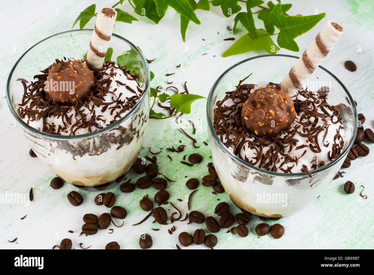 Cocktail al cioccolato con crema di latte e cacao. Cocktail di cacao. Bevanda di cacao. Bevanda al cioccolato. Dolce al cioccolato. Caffè dessert . Foto Stock