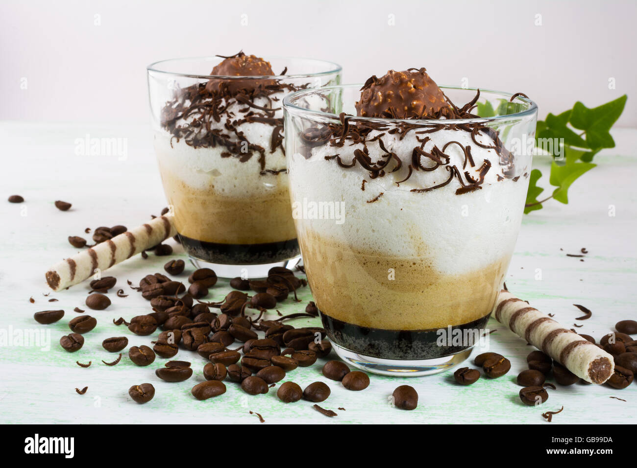 Cocktail al cioccolato con crema. Cocktail di cacao. Bevanda di cacao. Cioccolata.cocktail di caffè. Dolce al cioccolato. Caffè dessert . Foto Stock