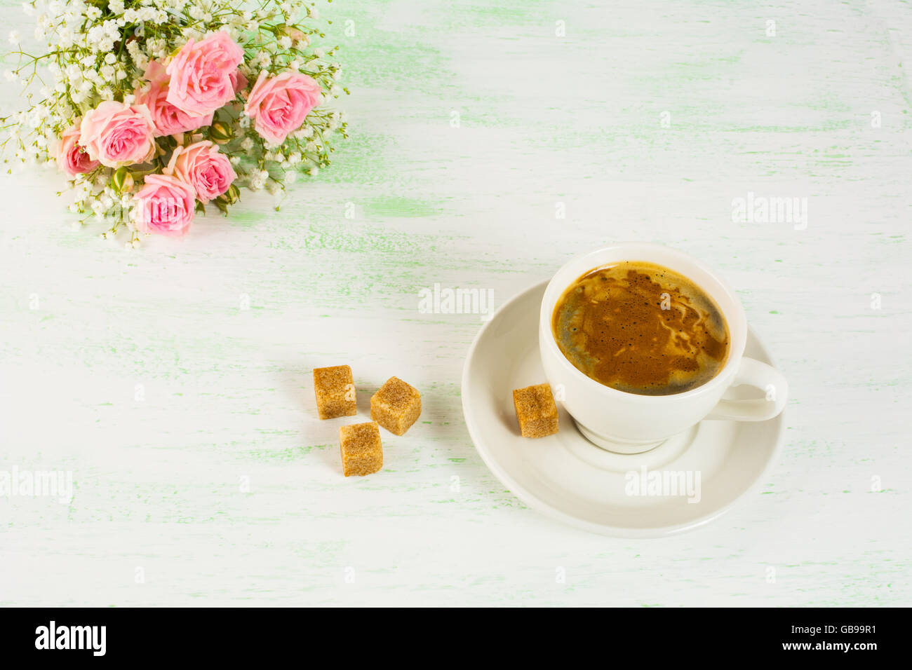 Romantico caffè del mattino con rose. Tazza di caffè. Il caffè forte. Tazza da caffè. Tazza di caffè.Il caffè del mattino. Pausa caffè. Foto Stock