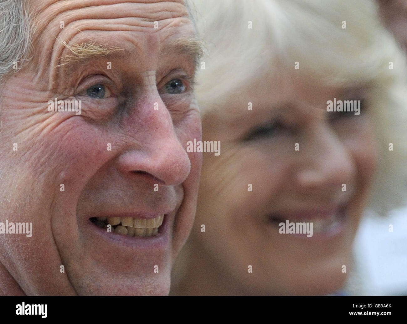 Il Principe di Galles e Camilla, Duchessa di Cornovaglia reagiscono mentre si guarda un concerto alla Royal Opera House nel centro di Londra organizzato dalla Prince's Foundation for Children and the Arts Foto Stock