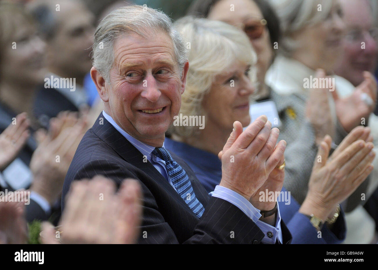 Il Principe di Galles e Camilla, Duchessa di Cornovaglia reagiscono mentre si guarda un concerto alla Royal Opera House nel centro di Londra organizzato dalla Prince's Foundation for Children and the Arts Foto Stock