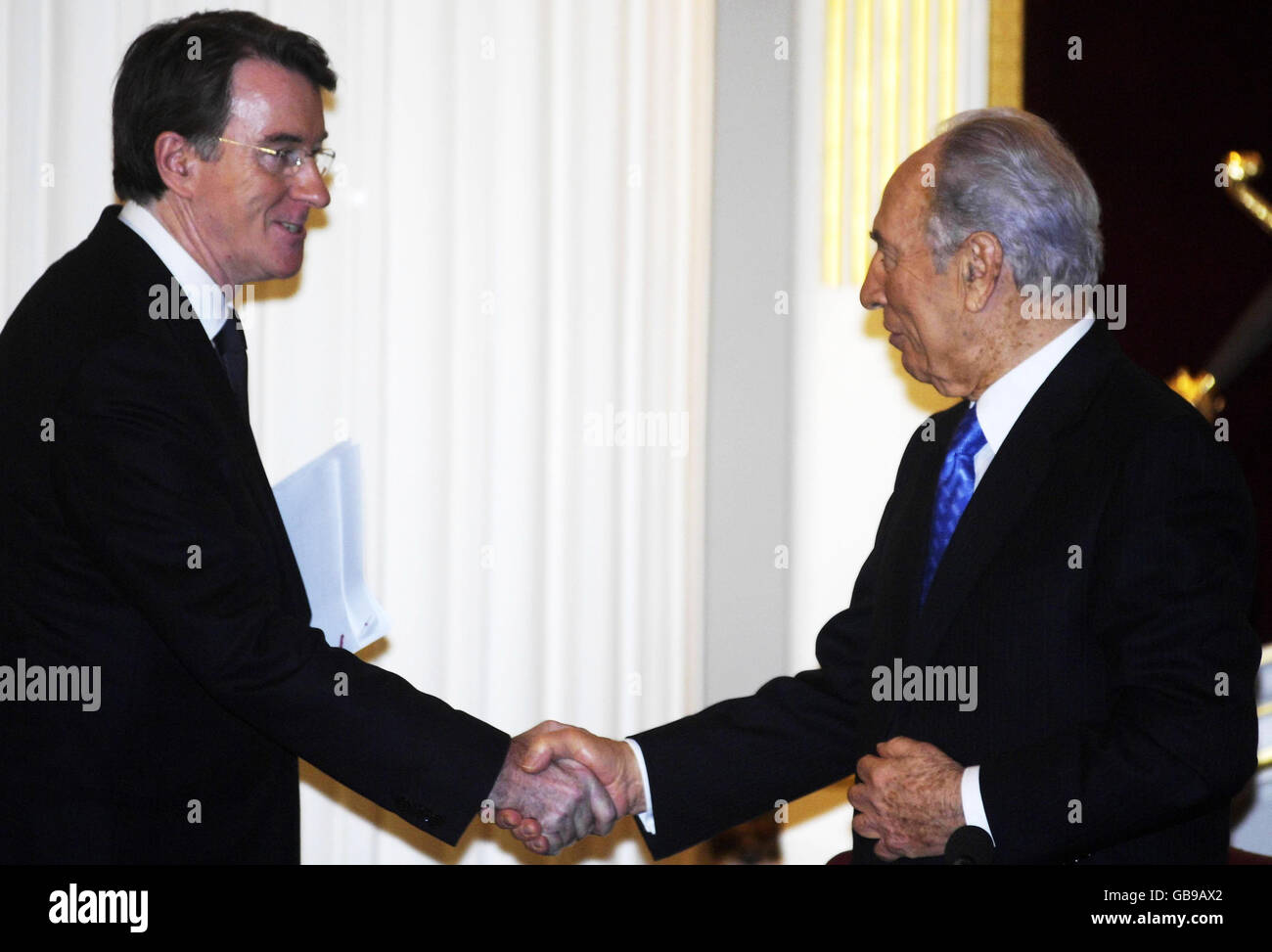 Il presidente israeliano Shimon Peres saluta il segretario d'affari Lord Mandelson (a sinistra), alla Mansion House di Londra. Foto Stock