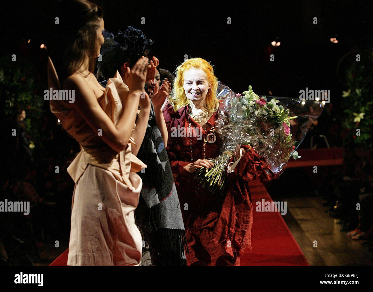 Vivienne Westwood è visto sulla passerella alla fine della sua 'Gold Label Collection' alla Banqueting House nel centro di Londra. Foto Stock