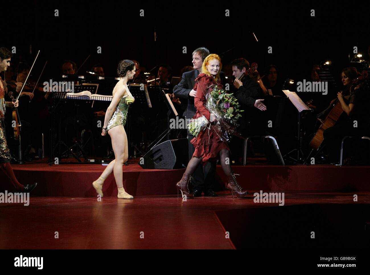 Vivienne Westwood sul palco durante la sua Gold Label Collection alla Banqueting House nel centro di Londra. Foto Stock