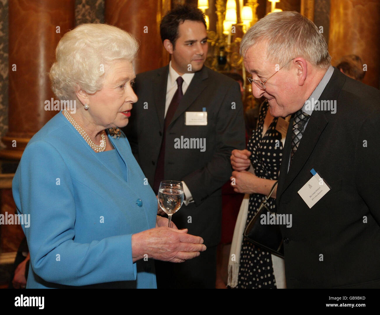 La Regina Elisabetta II della Gran Bretagna parla con il dottor Chris Steele MBE, proveniente da ITV questa mattina, durante un ricevimento a Buckingham Palace a Londra, per le persone che lavorano in Sanità nel Regno Unito. Foto Stock