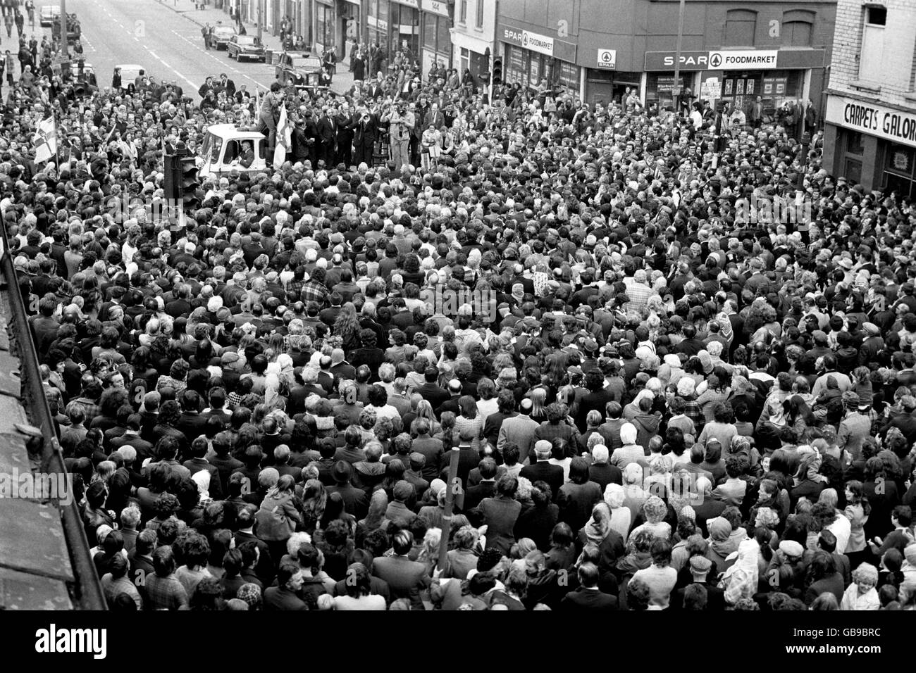 Il dottor Ian Paisley si rivolge a un raduno di massa di sostenitori, nella zona protestante di Shankhill Road a Belfast. Il Consiglio dei lavoratori dell'Ulster ha dichiarato che "tutto" nella provincia legata allo sciopero "si stacca a mezzanotte" nel tentativo di far declassare l'esecutivo di condivisione del potere dell'Ulster, istituito dall'accordo di Sunningdale. Foto Stock