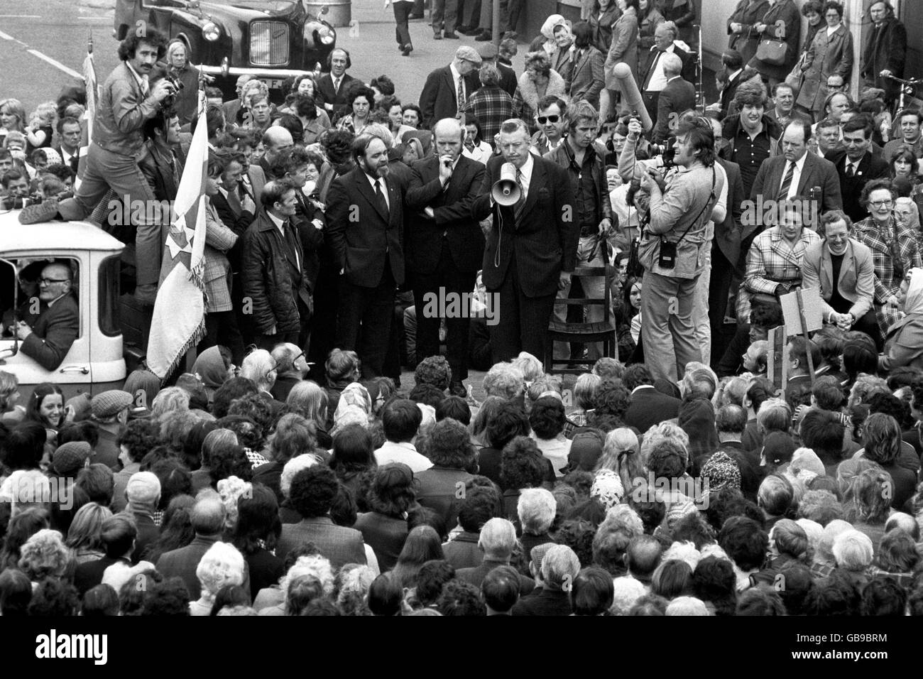 Il dottor Ian Paisley, aggrappando un oratore forte durante un discorso a una riunione massacrata di sostenitori, nella zona protestante di Shankhill Road di Belfast. Il Consiglio dei lavoratori dell'Ulster ha dichiarato che "tutto" nella provincia legata allo sciopero "si stacca a mezzanotte" nel tentativo di far declassare l'esecutivo di condivisione del potere dell'Ulster, istituito dall'accordo di Sunningdale. Foto Stock